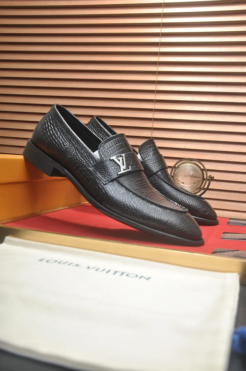 Men's men's shoes 💰540💶 [LV] (original single cowhide lining) 🍀LV's latest genuine leather business suit shoes are launched simultaneously on the official website. The first-layer cowhide imported from Italy is made of heavy gold, 💥official website 1:1 rubber outsole. Versatile to wear, high-end without losing class, and the color combination is extraordinary. This four-season style is alluring when worn on your feet, showing off your big-name flair. Standard code 38-45 (45 customized)